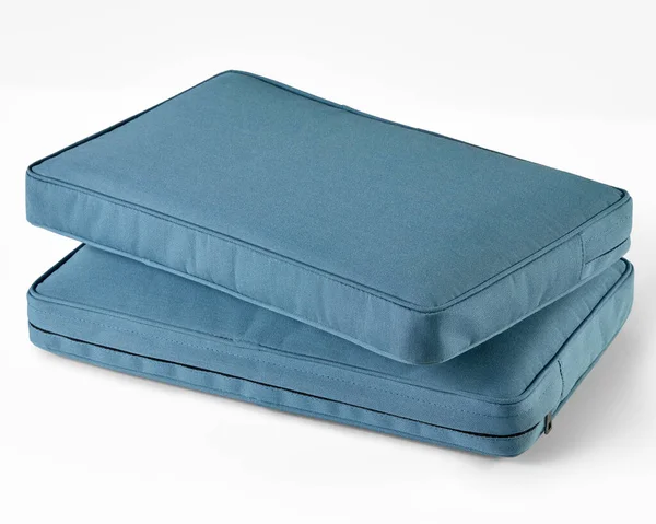 Açık mavi dikdörtgen yastıklar dış mobilyalar için mükemmel, biraz rahatlık ve stil katıyor.