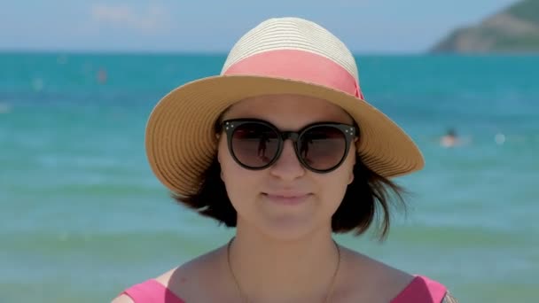 Carino donna sorridente mentre lei è su un'amaca su una spiaggia soleggiata — Video Stock