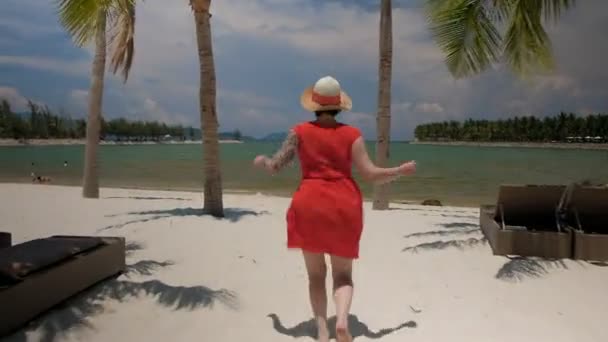 Femme heureuse regardant dans la caméra jouant courir à la plage — Video