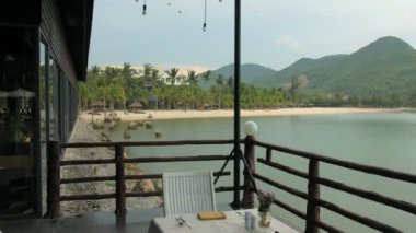 Deniz kıyısı sabah tatil hızlı yavaş hareket üzerinde ahşap Teras