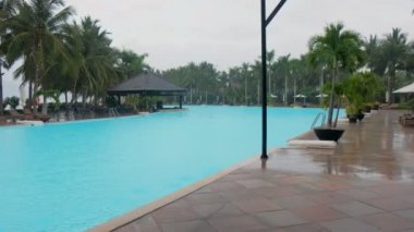 kötü hava lüks otelin yüzme havuzunda yağmur düşüyor