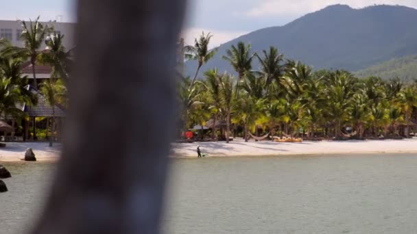 Praia tropical em dia ensolarado — Vídeo de Stock