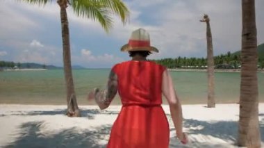 mutlu kadın kamera oynamaya çalışan plajda bakarak