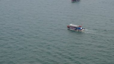 İki adet bot mavi okyanusta sürüklenen bir havadan görünümü