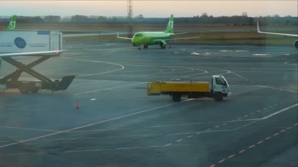 04.08.18 Aéroport de Novossibirsk Tolmachevo. Un camion à l'aéroport se dirige vers l'avion pour se préparer pour un départ — Video