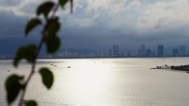 Una panoramica aerea di una baia nebbiosa oceano con un paesaggio urbano di Nyachang e le montagne sullo sfondo — Video Stock