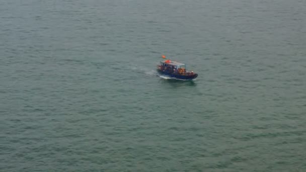 Uma vista aérea de um pequeno barco solitário à deriva no oceano — Vídeo de Stock