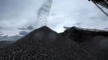 Bir kömür, kömür madeni bant konveyör üzerinden düşen bir yakın çekim çekim