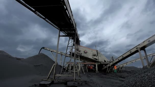 Uma visão geral de um processo de mineração de carvão na mina de carvão — Vídeo de Stock