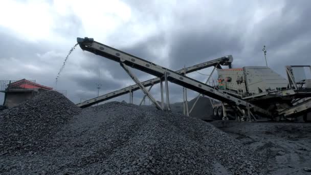 Una visión general de un proceso de extracción de carbón en la mina de carbón — Vídeos de Stock