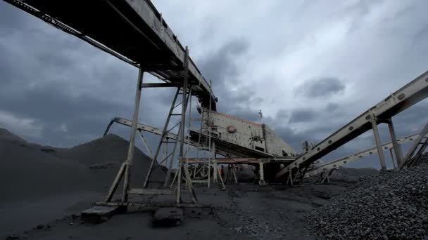 Ein Überblick über die riesige Kohlefördermaschine im Kohlebergwerk — Stockvideo