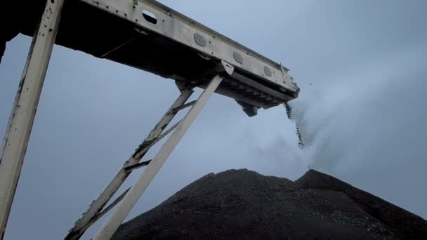 Přehled o uhlí, padající z pásový dopravník na uhlí dolu — Stock video