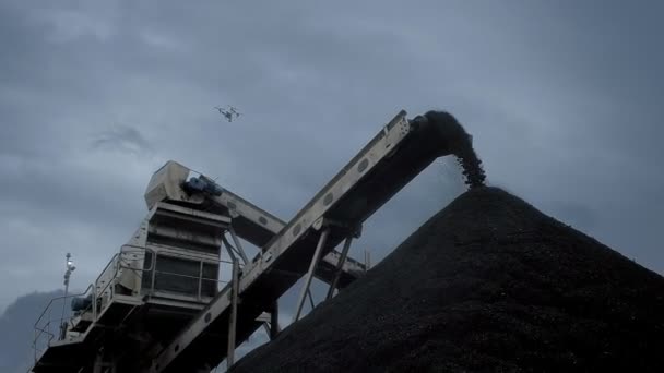 Обзор угля, падающего с конвейера на угольной шахте — стоковое видео