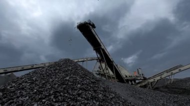 Bir kömür, kömür bant konveyör üzerinden benim düşen genel bakış