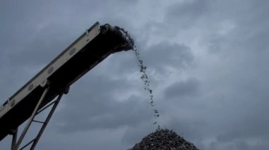 Kömür madeni, bant konveyör üzerinden düşen Kömür topakları genel bakış