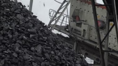 Kömür yığınına düşen bir kömür bir yakın çekim çekim
