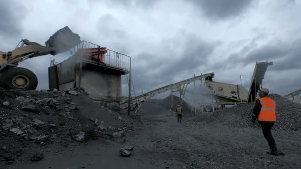 Обзор процесса добычи угля на угольной шахте — стоковое видео