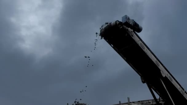 Nahaufnahme Eines Kohlenstaubs Der Der Kohlegrube Vom Förderband Fällt — Stockvideo