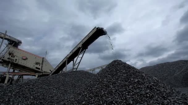 Vue d'ensemble d'un charbon tombant du convoyeur à bande de la mine de charbon — Video