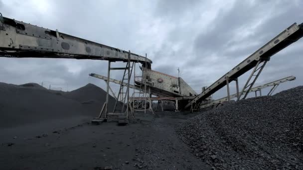 Обзор огромной угольной машины на угольной шахте — стоковое видео