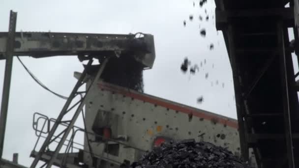 Крупным планом снимок угля, падающего с — стоковое видео