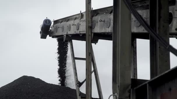 Egy áttekintést a szén adagoló-alkotó egy nagy rakás szén — Stock videók