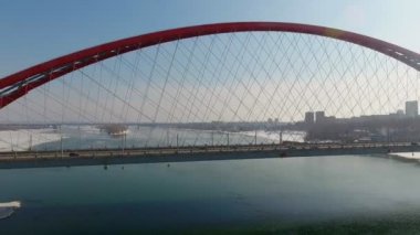 asma köprü mavi nehir üzerinde bir dron kadeh. uçup kamera. sanayi kenti peyzaj panoramik çekim. Güneş parlayan gün açık gökyüzü