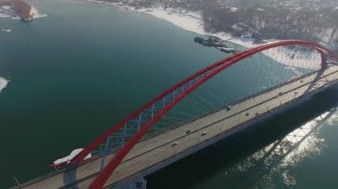 Helikopter süspansiyon kırmızı brigde orta trafik araçları yol boyunca sürüş ile vurdu. Şehir, yatay, sis ve scyscrappers arkasında