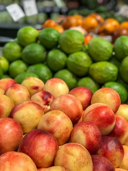 Nektarin Közelről Alakításában Egy Gyümölcs Textúra Guava Háttérben — Stock Fotó