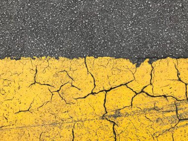 Asfalt çatlaklar tam sarı boyalı bir parçası ile