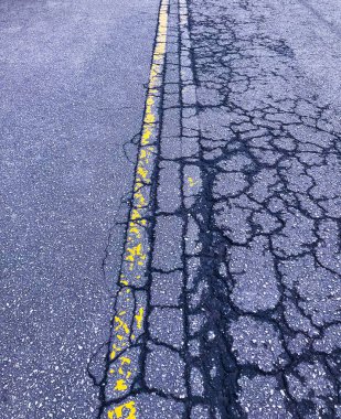 Yerdeki bozulan şeridi ile eski sokak