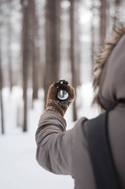metin bokeh kış ormanı için elinde pusula ücretsiz yer