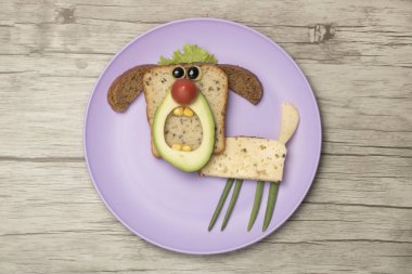 Ekmek ve sebze ile yapılan köpek havlıyor