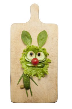 Kesme tahtası üzerinde yeşil sebzeler ile yapılan tavşan