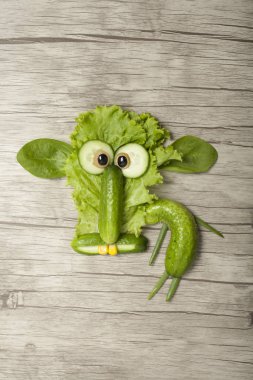 Salatalık ve ahşap zemin üzerine salata ile yapılan koyun