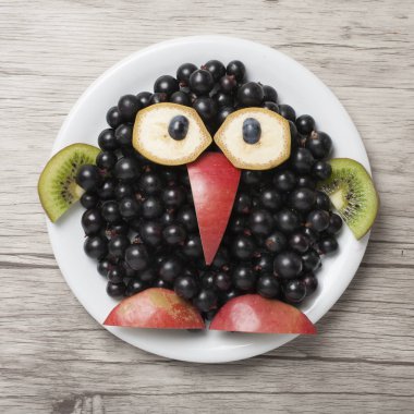 Frenk üzümü ve elma ile yapılan komik penguen