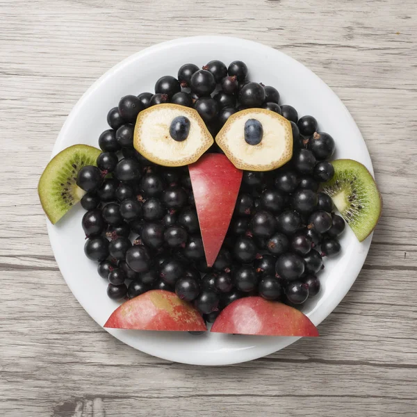 Frenk üzümü ve elma ile yapılan komik penguen