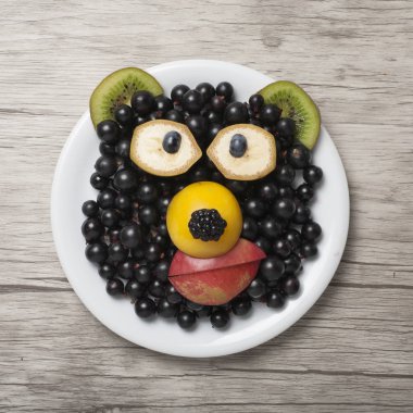 Komik ayı üzümü, kivi ve elma ile yapılan