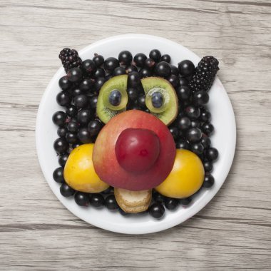 Frenk üzümü, kivi ve elma derlenmiş komik kedi