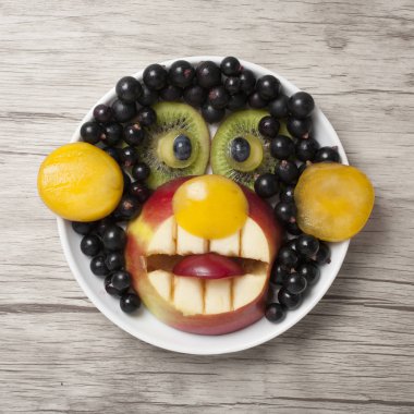 Taze meyve tabağı ve Yönetim Kurulu ile yapılan sürpriz maymun