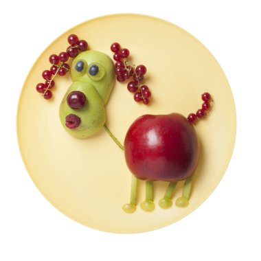 Sarı plaka ve beyaz arka plan üzerinde yapılan meyve köpek