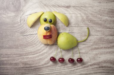 Ahşap tahta üzerinde meyve gelen derlenmiş köpek