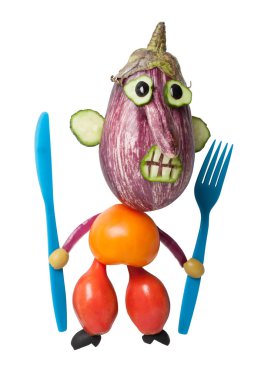 Cook çatal ve bıçak tutarak taze sebze ile yapılan