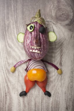 Patlıcan, soğan ve domates ile bir korsan yapma fikri