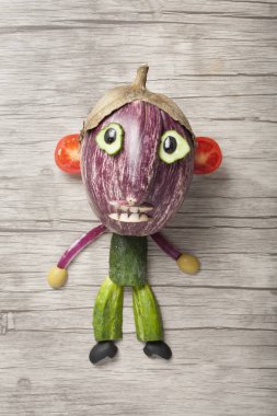 Gemide taze sebze oluşturulan adam