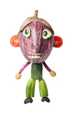 Komik adam patlıcan ve salatalık ile