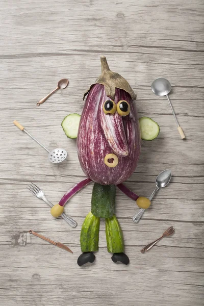 Ahşap tahta mutfak aletleri ile yapılan sebze şekil