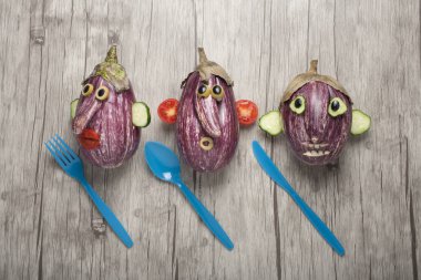 Gemide taze sebze ile yapılan komik suratlar