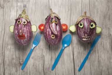 Patlıcan ile komik suratlar yapmak için yaratıcı bir fikir