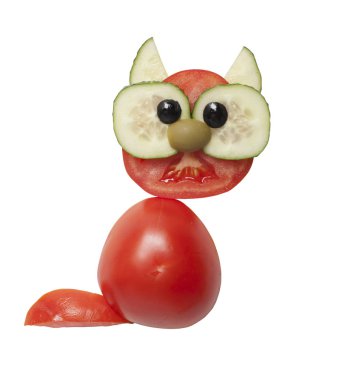 Komik kedi domates ve salatalık ile